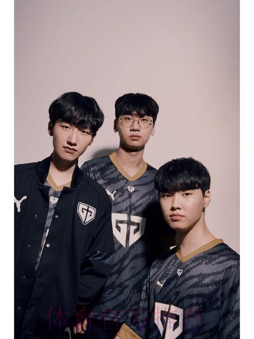 为新队服做宣传，GEN官方分享Chovy新队服自拍图